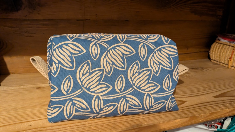 trousse fleurs bleues