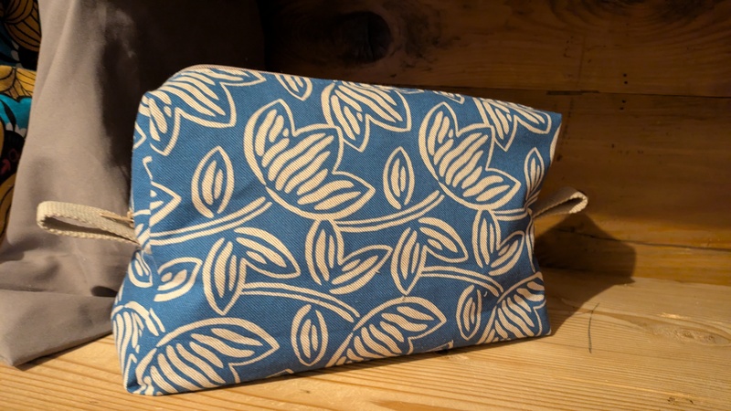 trousse fleurs bleues