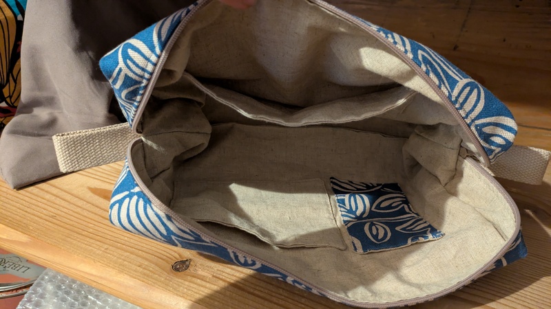 trousse fleurs bleues