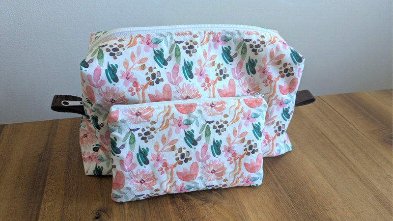 trousse fleurs roses