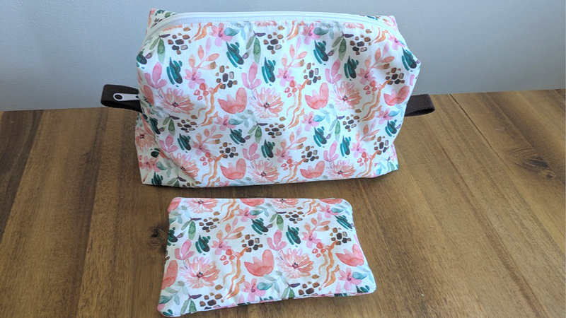trousse fleurs roses
